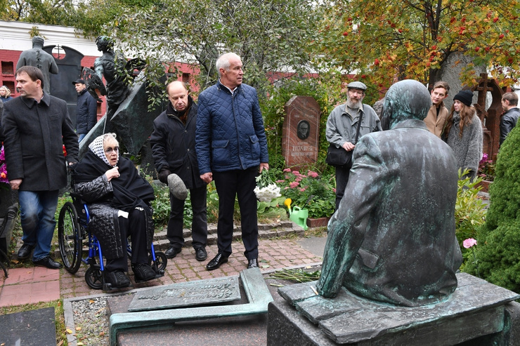 Памятник галине волчек на новодевичьем кладбище фото