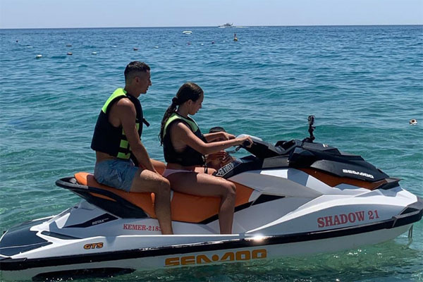 Евгений покатался с Верой на водном мотоцикле Евгений покатался с Верой на водном мотоцикле