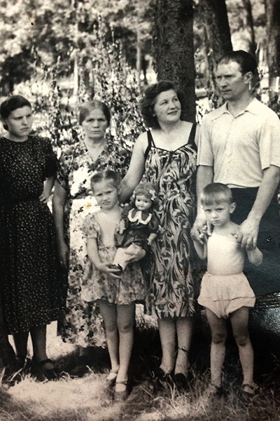 Маленькая Алла с родителями, бабушкой, тетей и младшим братом Женей. Евгений скончался в 2011 году Маленькая Алла с родителями, бабушкой, тетей и младшим братом Женей. Евгений скончался в 2011 году