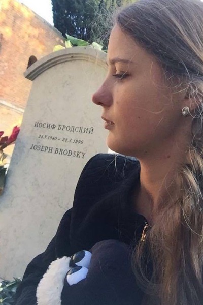 Наталья Шевель на могиле Иосифа Бродского на кладбище Сан Микель в Венеции