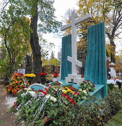 На могиле Марка Захарова установили памятник