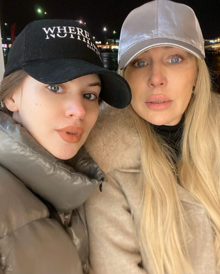 Саша Артемова с мамой Саша Артемова с мамой