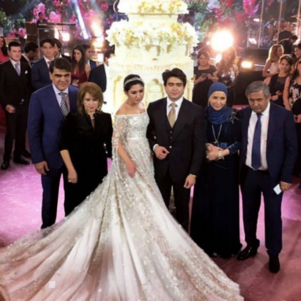 Гости восхищались платьем невесты за 40 миллионов рублей