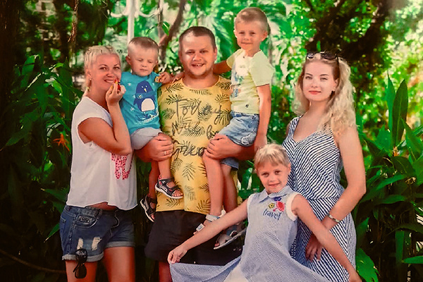 Игорь много работал, чтобы многодетная семья ни в чем не нуждалась