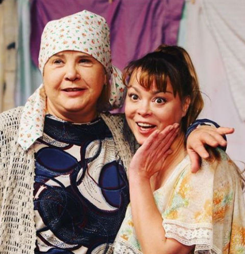 Наталья Громушкина и Татьяна Догилева в спектакле «Любовь и голуби»