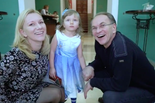 Алексей Гуськов с дочерью и внучкой 