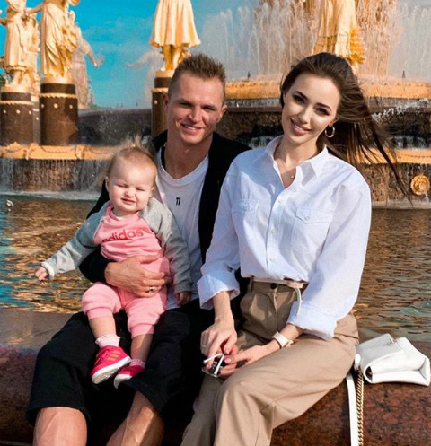Дмитрий Тарасов и Анастасия Костенко с дочерью Дмитрий Тарасов и Анастасия Костенко с дочерью