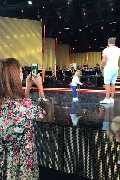 Наталья снимала на мобильный телефон репетицию мужа и сына
