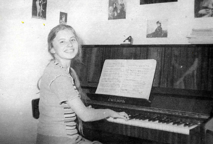 В детстве Ирина долго мечтала о пианино, первый инструмент в кредит купили родители