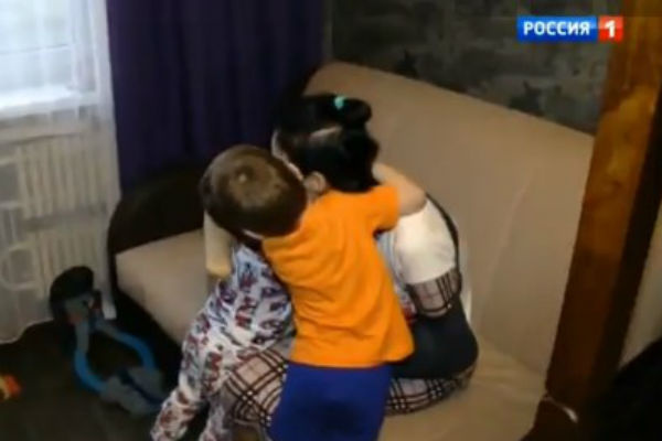 Сыновья расцеловали маму Сыновья расцеловали маму