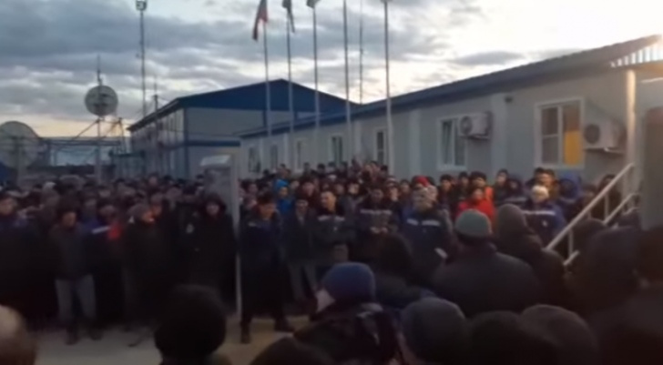 Вчера был День вахтовика, но у рабочих было совсем не праздничное настроение