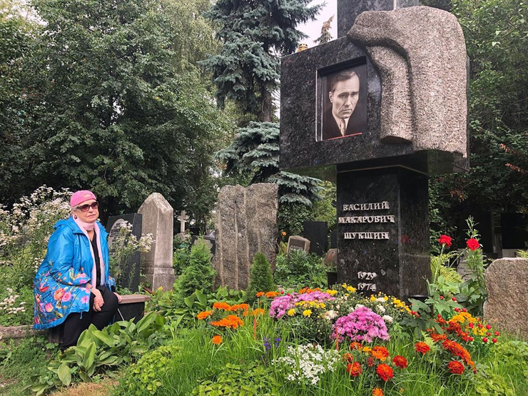 Лидия Федосеева-Шукшина на могиле супруга в день его 90-летия