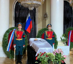 Алла Пугачева и Дмитрий Медведев пришли на церемонию прощания с Михаилом Горбачевым 