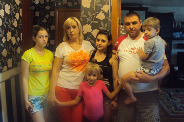 Большая семья Беляевых – на фото слева направо: Аня, Юля, Ира, младшая дочь Катя, муж Максим и сын Саша