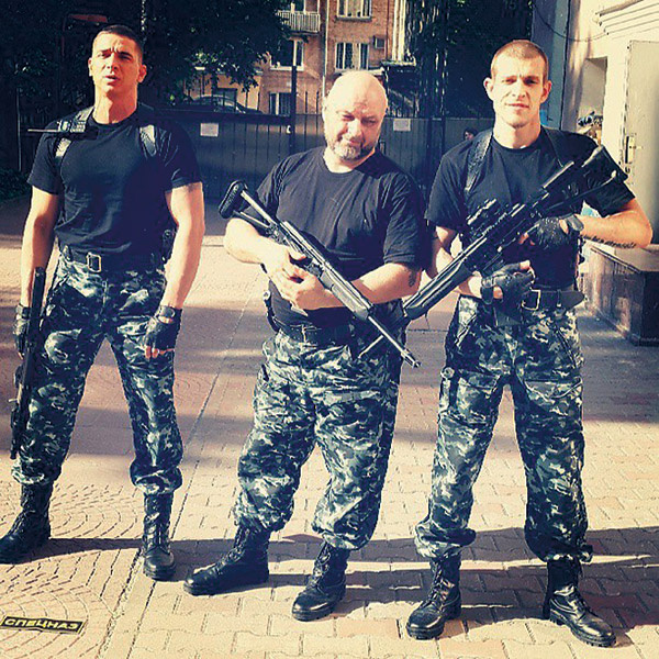 Zиma (крайний слева) на съемках клипа группы «Бурито» на песню Media Hardcore, 2013 г