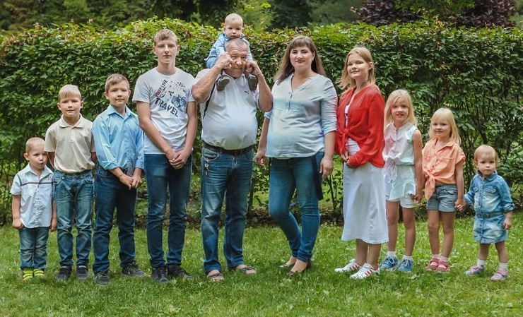Оксана с мужем и детьми