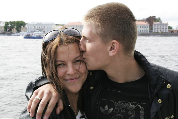 Несколько раз Лена отвергала признававшегося ей в любви Щербакова