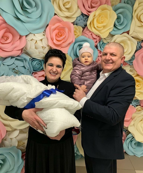 Елена Голунова с мужем, дочерью и новорожденным сыном