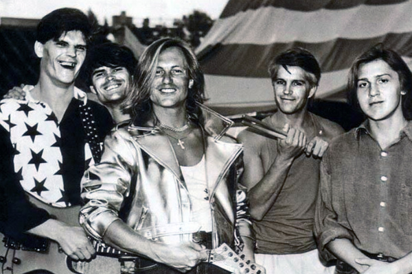 В начале 90-х группа Челобанова H-Band начала выступать на площадках Москвы 