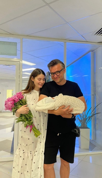 Иван встретил жену с дочкой из роддома 