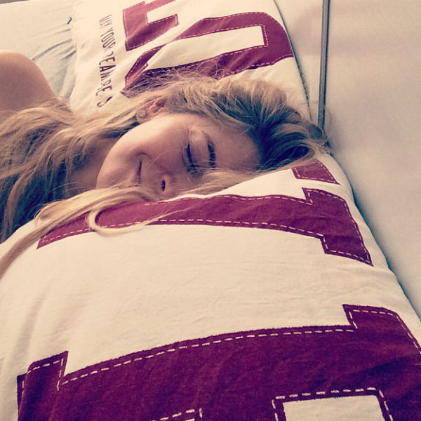 Вера Брежнева наслаждается сном на мягких подушках с надписями