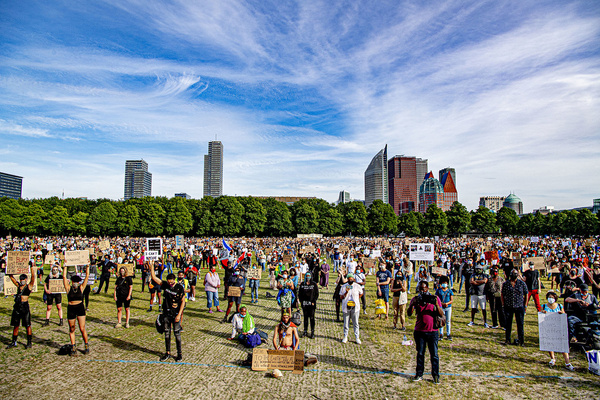 2 июня в Амстердаме прошли акции в поддержку митингующих в США