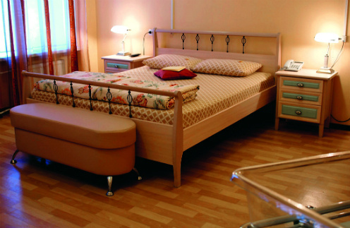 В роддоме на Фурштатской есть двукомнатные палаты "люкс", в них предусмотрены и кроватки для новорожденных, чтобы не разлучать малыша с мамой