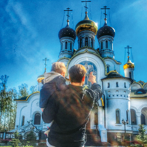 Чадов водит сына в церковь почти каждое воскресенье Чадов водит сына в церковь почти каждое воскресенье