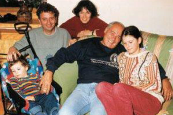 Владимир Познер с дочерью Екатериной (по центру), ее супругом и внуками - Марией и Колей (архив)