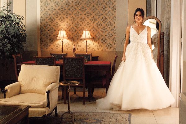 Главная интрига: Стелла Маккартни или Burberry – какое платье выберет невеста?