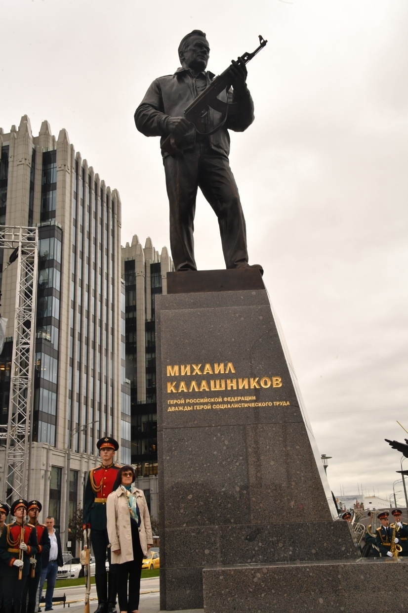 Памятник калашникову