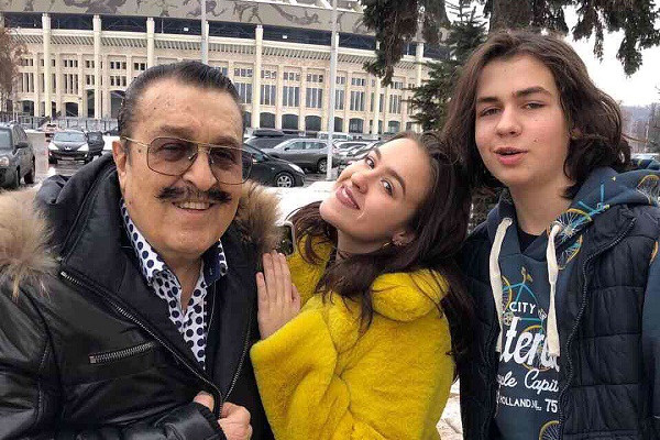 Певец с детьми от третьего брака Певец с детьми от третьего брака