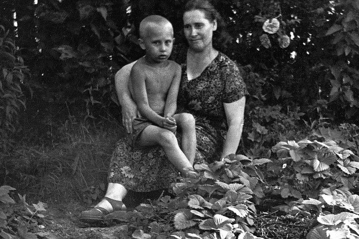 Владимир Путин с мамой