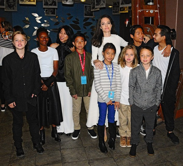 Анджелина Джоли с детьми и командой ее фильма «Сначала они убили моего отца» 3 сентября 2017 года на кинофестивале в Колорадо