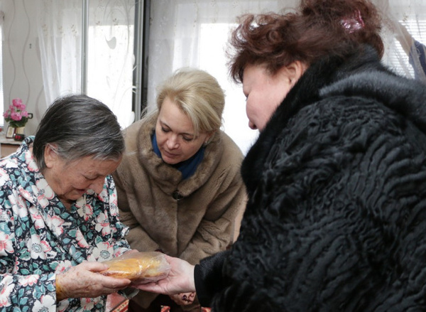 Каждому блокаднику чиновницы вручили символический хлеб Каждому блокаднику чиновницы вручили символический хлеб