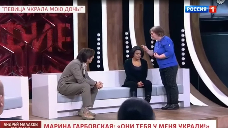 Марина хватала дочь за волосы