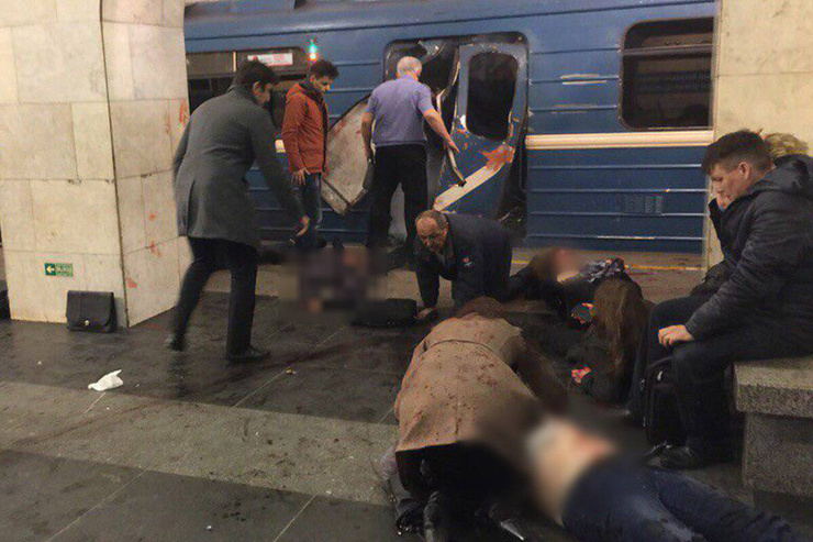 Пассажиры и спасатели помогали пострадавшим выбраться из вагона
