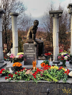 Памятник на могиле Ильи Олейникова Памятник на могиле Ильи Олейникова