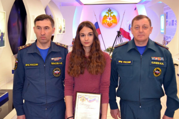 6 мая 2015 года в Главном управлении МЧС России ро Саратовской области генерал-майор внутренней службы Игорь Качев вручил Саше почетную грамоту