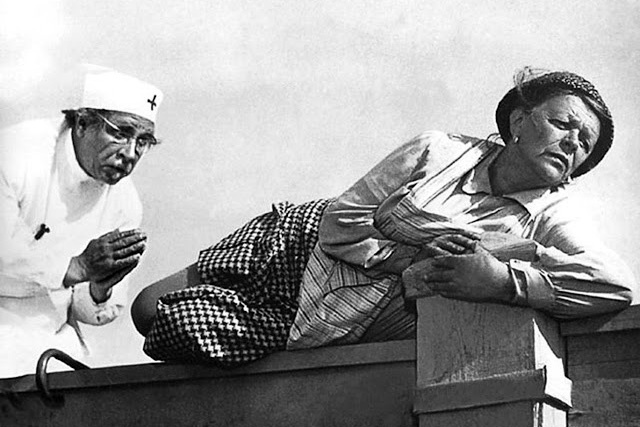 В «Приключениях желтого чемоданчика» актриса перелезала через забор и даже танцевала на крыше троллейбуса