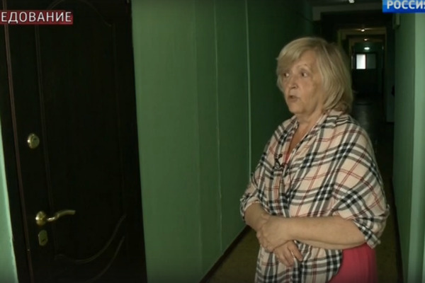 Соседка показала подъезд, в котором почти 20 лет назад, по ее мнению, был бордель Соседка показала подъезд, в котором почти 20 лет назад, по ее мнению, был бордель
