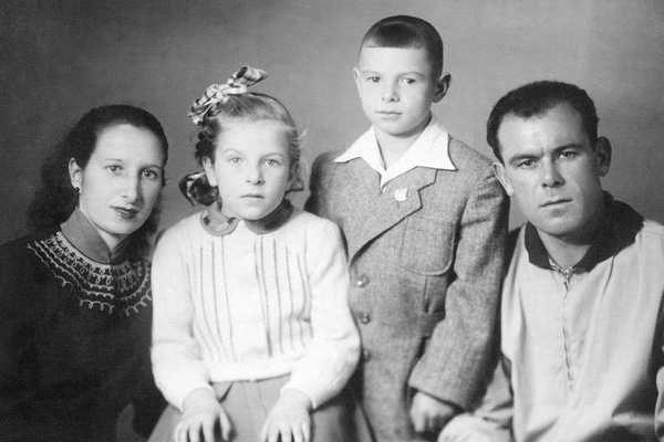 Валерий Харламов с родителями и сестрой