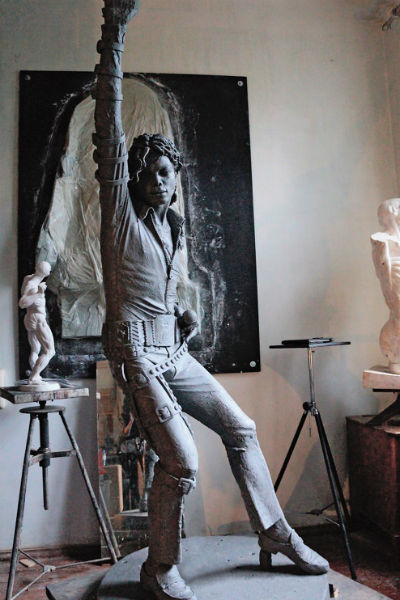Ровшан Рзаев, ученик известного художника Александра Рукавишникова, вылепил Майкла Джексона в натуральную величину из пластилина