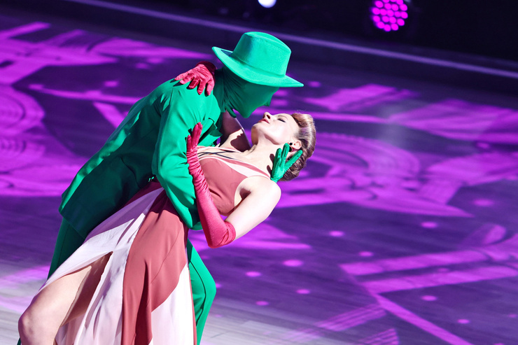 Александра Ребенок танцевала со «звездной пылью». На зеленом костюме Михаила Щепкина проецировалась целая Вселенная