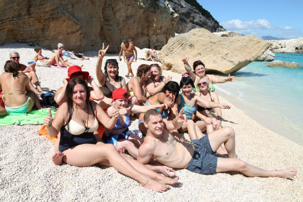 Победители конкурса «В отпуск с Андреем Малаховым» загорали на лучшем пляже Сардинии