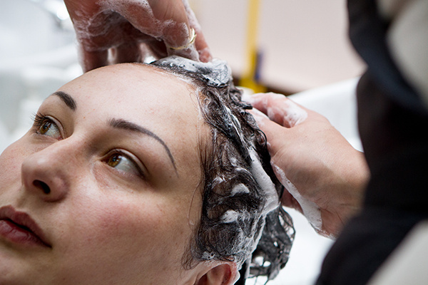 Нужно использовать только шампуни для окрашенных волос, отдаая предпочтение органическим средствам
