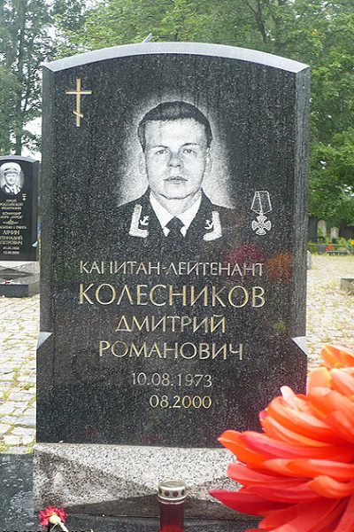 Могила Дмитрия Колесникова на Серафимовском кладбище Северной столицы, где рядом с ним нашел покой еще 31 сослуживец