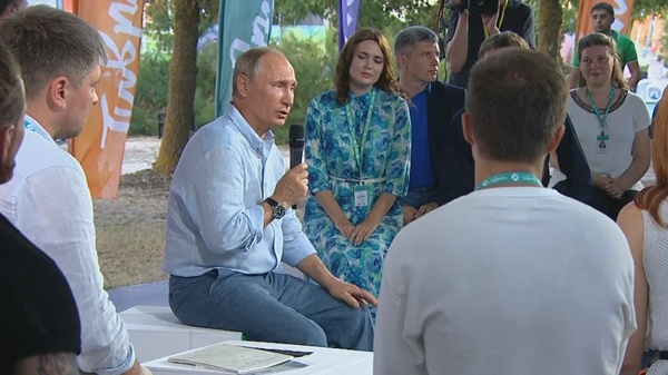 Для встречи с участниками форума Владимир Путин сменил официальный костюм на рубашку и джинсы