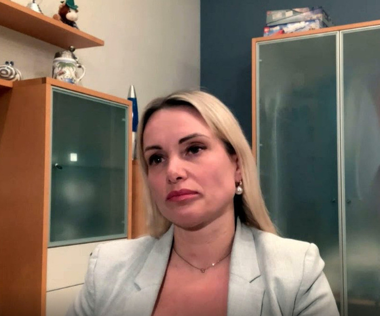 На бывшего редактора Первого канала Марину Овсянникову подал в суд ее муж