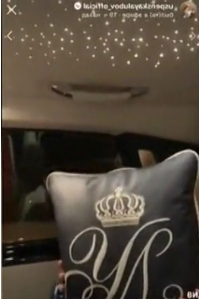 Певица показала подушки и потолок в салоне нового авто